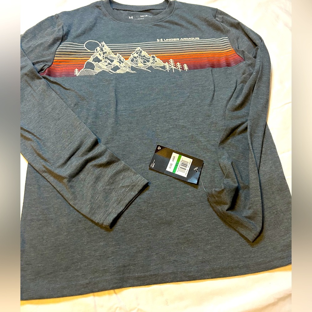 Brand new under armor boys shirt in Excellent condition